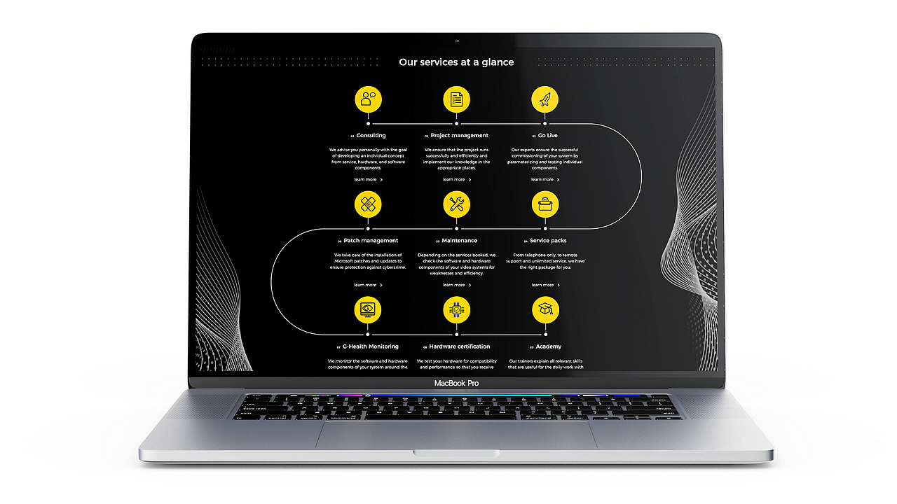 Laptop-Bildschirm zeigt eine Prozessgrafik der IT-Services von Geutebrück wie Consulting, Maintenance und G-Health Monitoring in gelb-schwarzem Design.