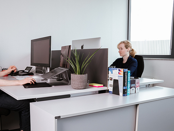 Interne Designabteilung bei der Umsetzung eines Webdesigns