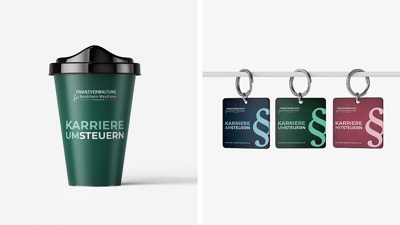 Zweiteilige Produktansicht von Werbeartikeln der Finanzverwaltung NRW: Links ein dunkelgrüner Coffee-to-go-Becher mit der Aufschrift „Karriere umsteuern“. Rechts drei quadratische Schlüsselanhänger in Blau, Grün und Weinrot mit dem Paragrafen-Symbol und Slogans wie „Karriere ansteuern“ und „Karriere mitsteuern“.
