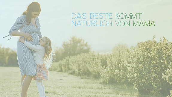 Ein Bild einer Schwangeren Frau mit einem Kind, was die Mutter umarmt. Rechts im Bild steht der Slogan "Das beste kommt natürlich von Mama".