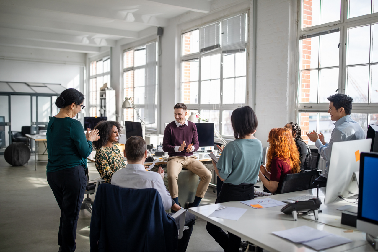 Mitarbeiterversammlung in einem Büro