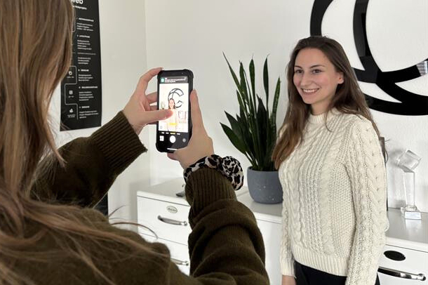 Professionelles Foto einer Corporate Influencerin in einem Büro.