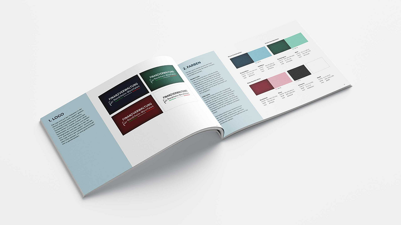 Aufgeschlagenes Corporate Design Handbuch der Finanzverwaltung NRW mit Logo-Beispielen und Farbmustern.