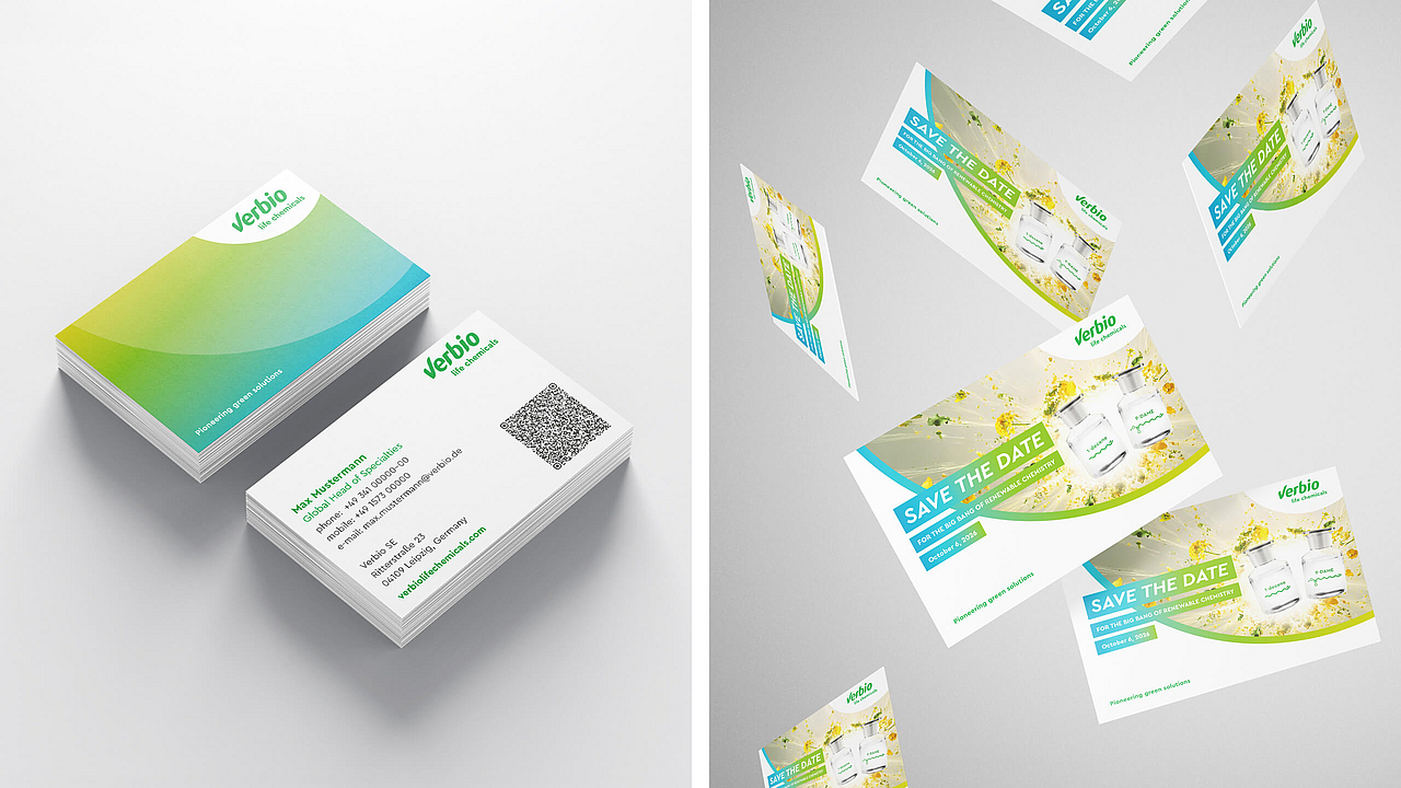 Mockup von Verbio life chemicals Geschäftsausstattung: Stapel von Visitenkarten neben fliegenden Postkarten für das Event 'The Big Bang of Renewable Chemistry'.