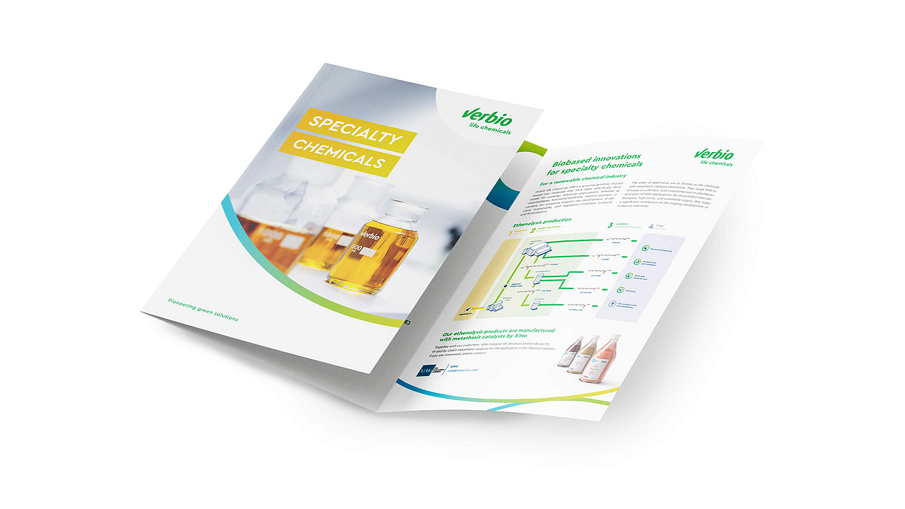 Geöffnete Verbio Broschüre zum Thema Specialty Chemicals mit Grafiken zur Ethenolyse-Produktion und Laborflaschen mit biobasierten Flüssigkeiten.