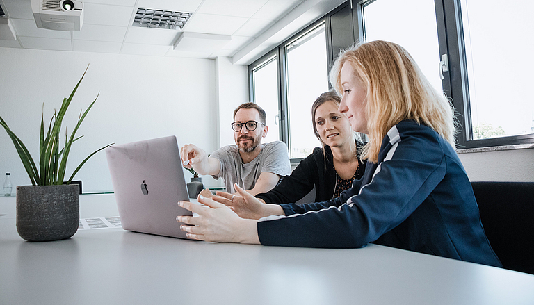 Interne Besprechung von credia Mitarbeitern für eine Strategie