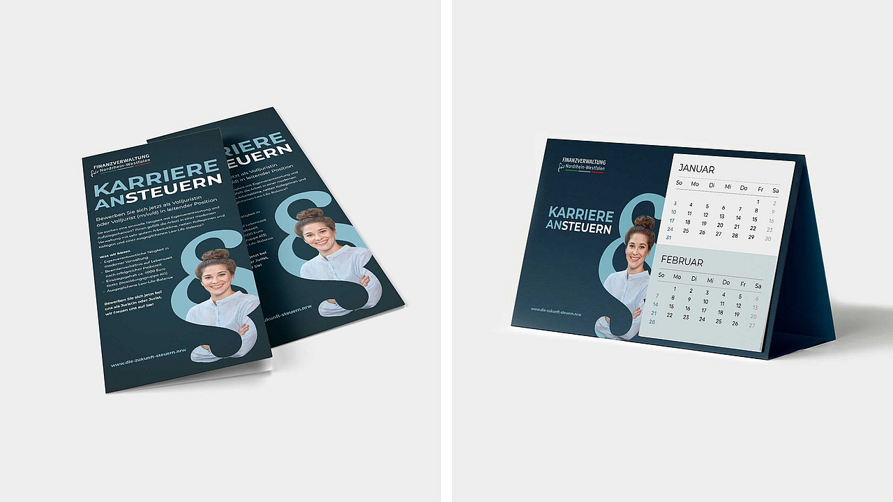 Mockup von zwei Werbemedien der Finanzverwaltung NRW auf weißem Hintergrund: Ein Flyer und ein Tischkalender mit dem Slogan „KARRIERE ANSTEUERN“. Das Motiv zeigt eine Frau neben einem großen, stilisierten Paragrafenzeichen vor dunkelblauem Hintergrund.