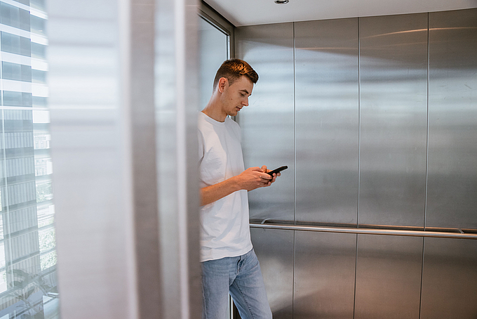 Mitarbeiter mit seinem Smartphone bei Social Media
