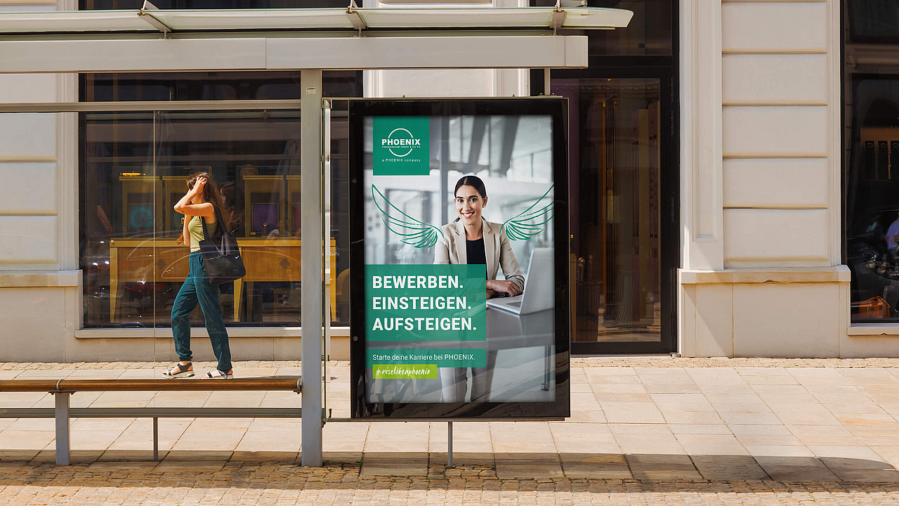 Außenwerbung der PHOENIX Pharma SE an einer modernen Bushaltestelle mit dem Slogan Bewerben, Einsteigen, Aufsteigen.