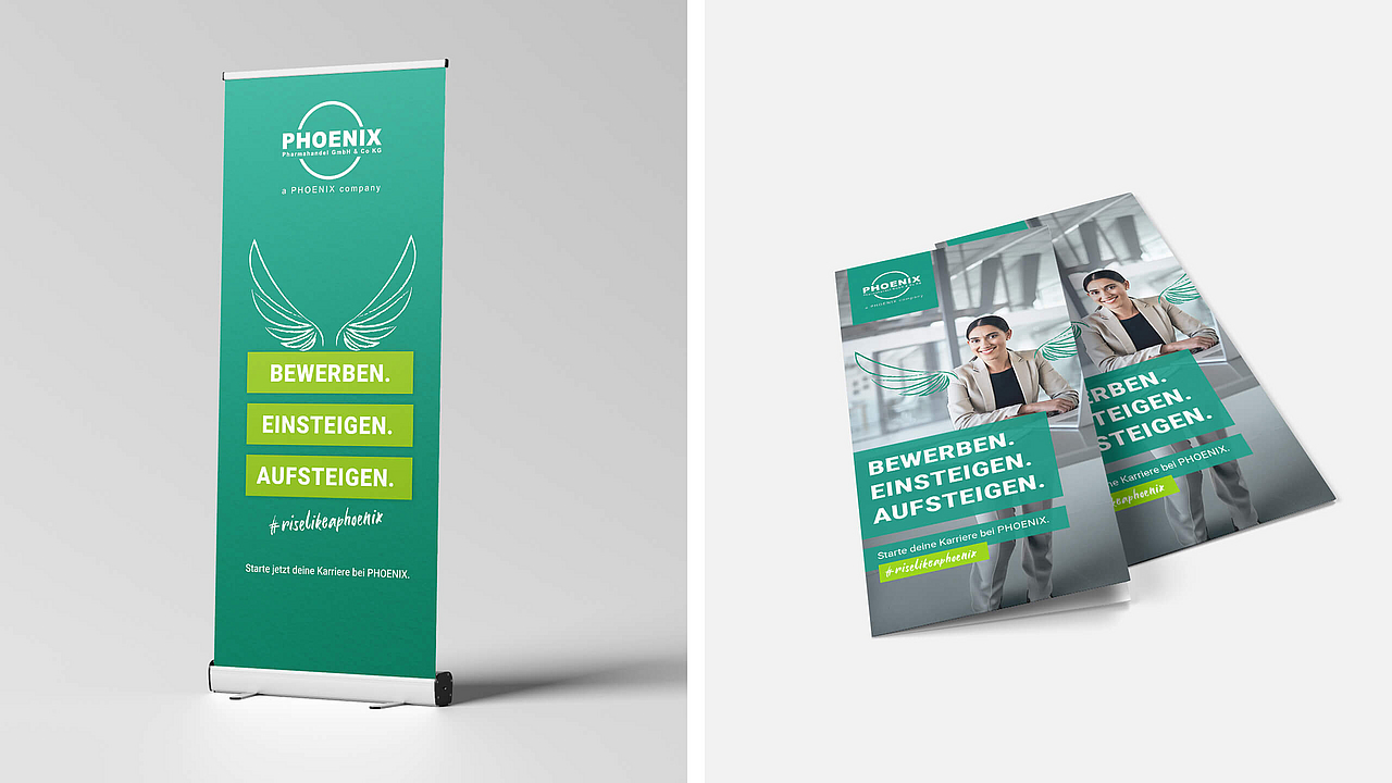 Ein grünes Phoenix Pharma Roll-up-Display und zwei passende Karriere-Flyer mit der Aufschrift „Bewerben. Einsteigen. Aufsteigen.“ und dem Hashtag #riselikeaphoenix.