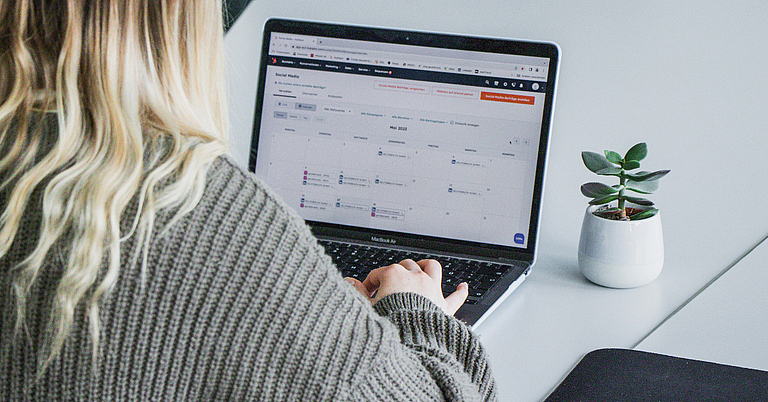 Mitarbeiterinn beim Verwalten eines HubSpot Dashboards 