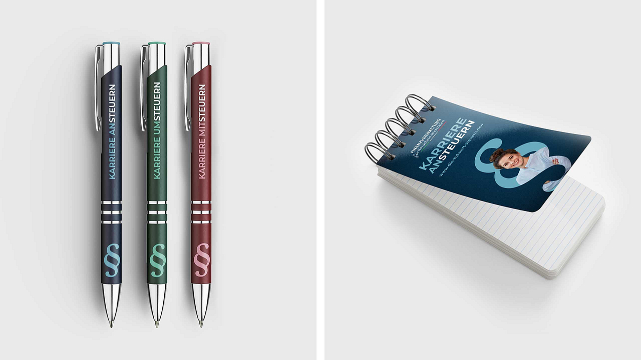 Zwei Produktfotos nebeneinander: Links drei Kugelschreiber in Blau, Grün und Rot mit der Aufschrift „Karriere ansteuern“ und Paragrafen-Symbol. Rechts ein linierter Spiralnotizblock mit dem Logo der Finanzverwaltung NRW und einem Porträt einer lächelnden Frau.