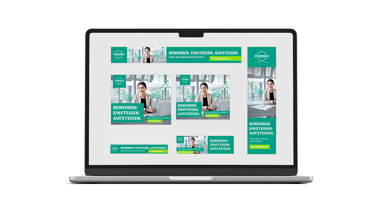 Laptop zeigt verschiedene grüne PHOENIX Recruiting Ads Banner mit einer lächelnden Mitarbeiterin und Engelsflügel-Grafik.