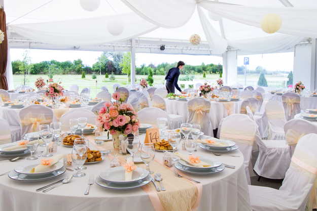 Gedeckte Hochzeitstische in einem Hochzeitszelt